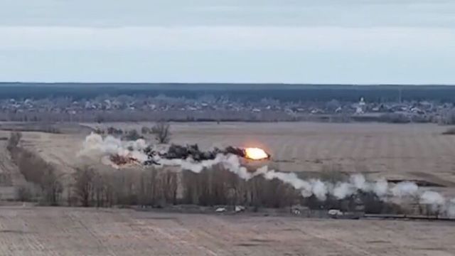 Свежие новости: ВСУ нанесли удар по колонне российских танков и сбили военный вертолёт РФ