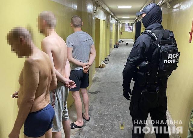 Свежие новости: Сбывали наркотики в столичном изоляторе: полиция задержала 