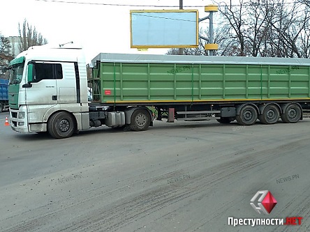 Свежие новости: ФОТО: В Николаеве фура врезалась в «маршрутку» – двое пассажиров поранились осколками от стекла