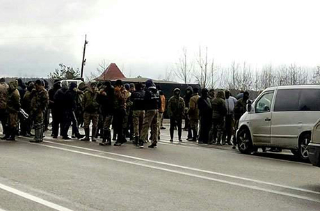 Свежие новости: На Ровенщине копатели янтаря перекрыли трассу и устроили потасовку с полицией, пострадали 8 правоохранителей