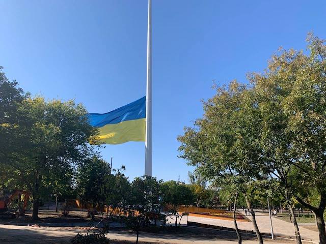 Свежие новости: В Николаеве приспустили самый большой флаг в области из-за порывистого ветра