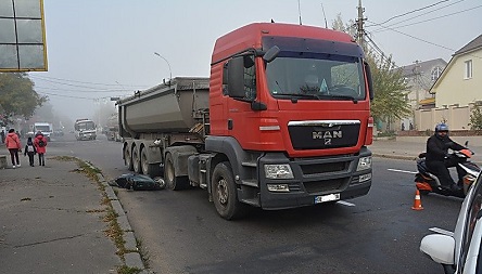 Свежие новости: В Николаеве тягач задел мопед – пассажирку увезла «скорая»
