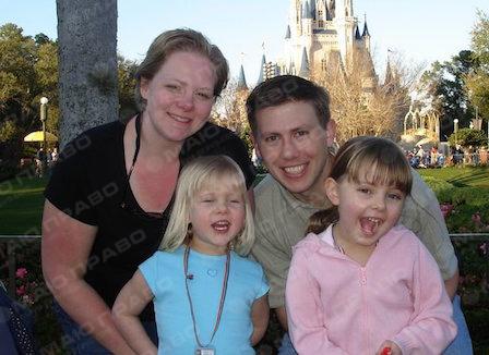 Свежие новости: 6-летняя девочка, зная что умрет, спрятала по всему дому сотни писем для своей семьи