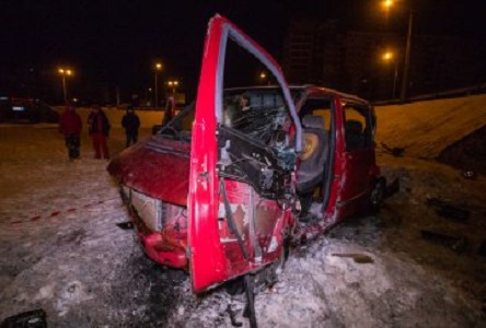 Свежие новости: ВИДЕО: В Киеве микроавтобус снес отбойник и сорвался с высоты