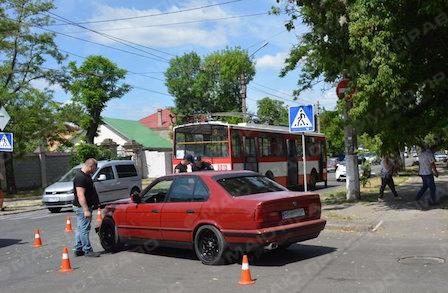 Свежие новости: В Николаева столкнулись «БМВ» и троллейбус