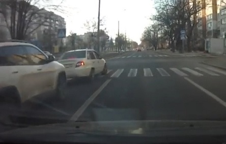 Свежие новости: ВИДЕО: В центре Николаева два водителя устроили гонки: автомобили столкнулись