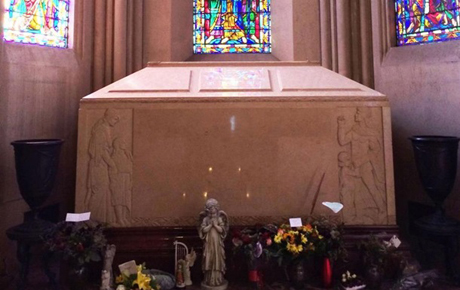 Свежие новости: Останки Майкла Джексона потребовали эксгумировать