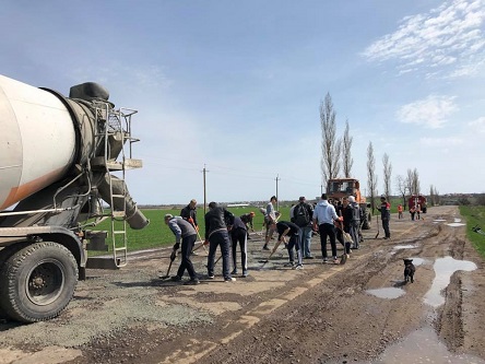 Свежие новости: Жители Черноморской ОТГ самостоятельно отремонтировали дорогу из Очакова