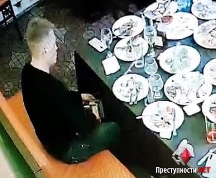 Фото новости: Николаевский полицейский вернул одноклассникам деньги, которые украл на встрече выпускников, Свежие новости: Николаевский полицейский вернул одноклассникам деньги, которые украл на встрече выпускников,