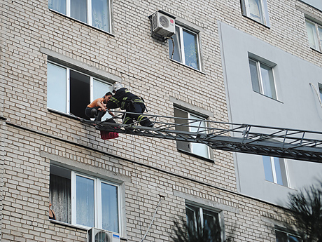 Свежие новости: В Николаеве женщина пыталась спустится с четвертого этажа на самодельной веревке – на помощь приехали спасатели