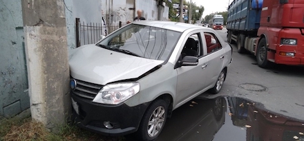 Свежие новости: В Николаеве авто после столкновения с фурой врезалась в столб