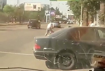 Свежие новости: В Николаеве автомобиль сбил мужчину, который избивал человека на дороге