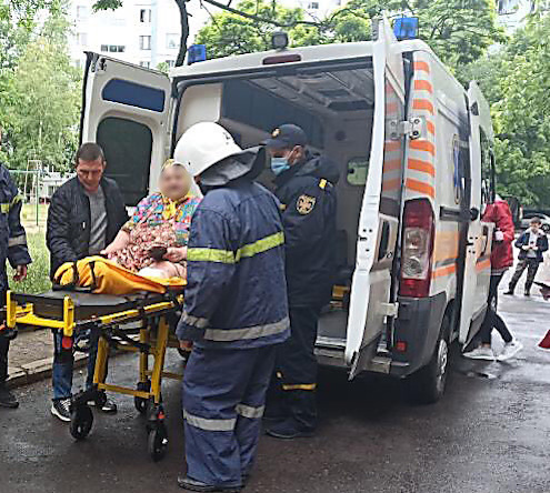 Свежие новости: В Южноукраинске спасатели помогли медикам спустить пенсионерку в карету «скорой»