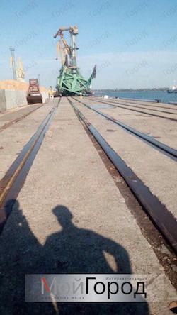 Фото новости: В николаевском порту «Ольвия» шквал повалил два крана Свежие новости: В николаевском порту «Ольвия» шквал повалил два крана