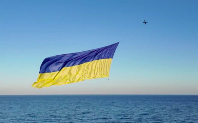 Свежие новости: Над Чорним морем замайорів величезний прапор України: прикордонники показали відео