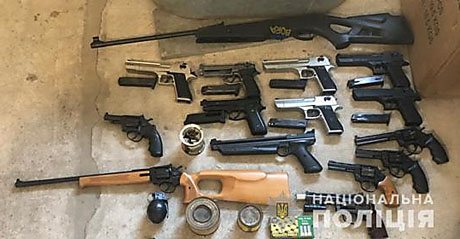 Свежие новости: Военнослужащий в Первомайске хранил дома патроны, 13 пистолетов и две пневматические винтовки