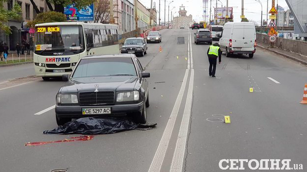 Свежие новости: Страшное ДТП в Киеве: пешехода после удара одной машины бросило под колеса другой