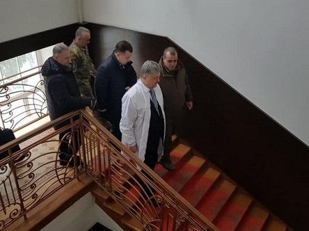 Свежие новости: Порошенко поехал в военный госпиталь