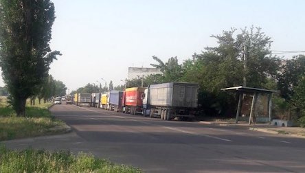 Фото новости: В Николаеве фуры заблокировали объездную дорогу — машины едут по встречной полосе Свежие новости: В Николаеве фуры заблокировали объездную дорогу — машины едут по встречной полосе