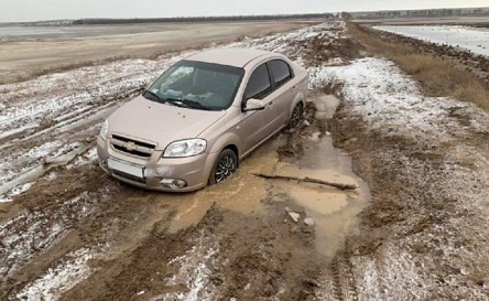 Свежие новости: Авто одесского чиновника увязло в грязи на недостроенной дороге: «Карма»