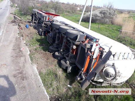 Свежие новости: В Вознесенском районе перевернулся седельный тягач с цистерной