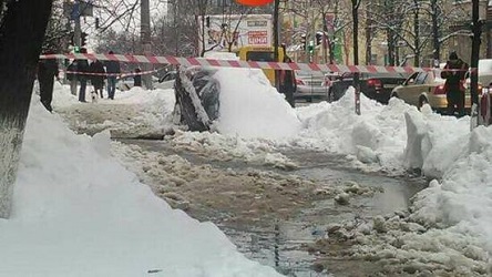 Свежие новости: В центре столицы под асфальт провалился автомобиль