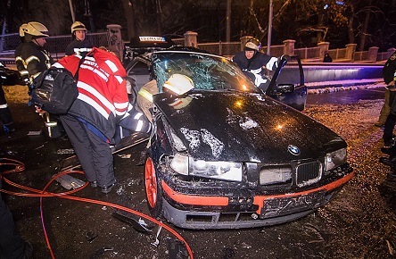 Свежие новости: В Киеве «Daewoo» врезался в «BMW», который хотел «проскочить» на красный – пассажирку вырезали спасатели