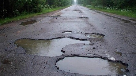 Свежие новости: В Березанском районе фуры, которые везут оборудование для солнечной электростанции, разрушают недавно отремонтированную дорогу