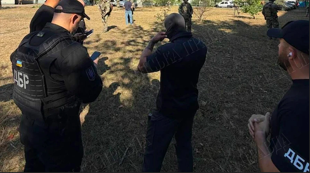 Свежие новости: На місце протистояння СБУ і ГУР у Києві прибули працівники ДБР і керівник 
