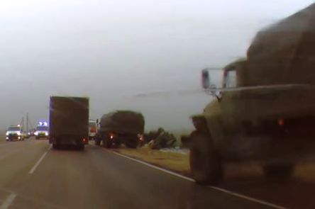 Свежие новости: Россия стягивает военную технику на административную границу аннексированного Крыма (ВИДЕО)