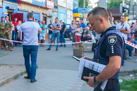 Свежие новости: В Днепре мужчина, защищая девушку, задержал двух грабителей, ранив в ягодицу одного из них