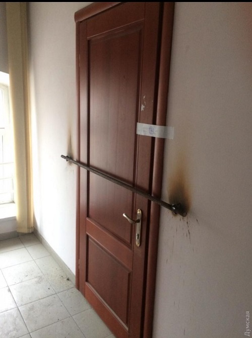 Свежие новости: Конфликт в одесской больнице: один заместитель главврача заварил кабинет другого