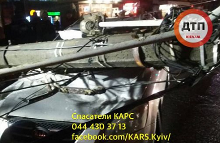 Свежие новости: В Киеве на машину упал столб