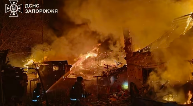 Свежие новости: Рятувальники показали наслідки атаки РФ на Запоріжжя