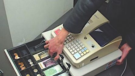 Свежие новости: В Николаеве продавщица магазина дала отпор жестокому грабителю