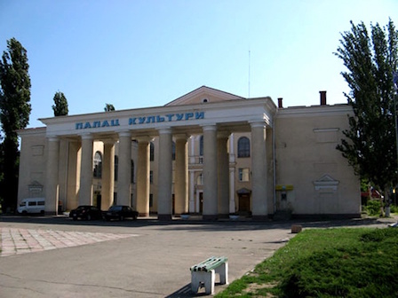 Свежие новости: ВИДЕО. Реконструкция ДК «Молодежный» предполагает вырубку деревьев: депутаты хотят разобраться