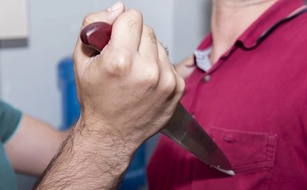 Свежие новости: Житель Снигиревки получил удар ножом в грудь, однако потерпевшим себя не считает