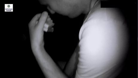 Свежие новости: Мужчина бросил во двор дома на Набережной зажигательную смесь из-за обиды десятилетней давности