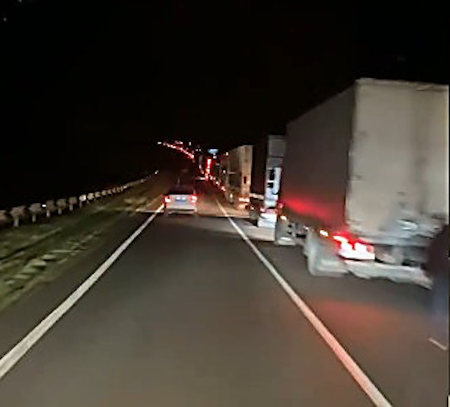 Свежие новости: На Николаевщине во время вчерашних заторов на одесской трассе патрульные вывели из пробок два автобуса с детьми