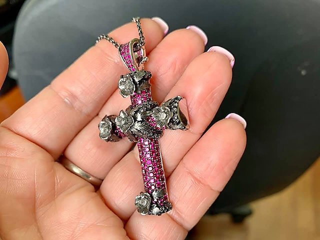 Свежие новости: Из Британии в Украину переслали дорогостоящее украшение как подержанную бижутерию