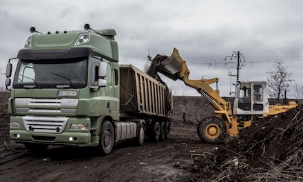 Свежие новости: Вознесенськ. Сміття з території комунального підприємства, вивезли вантажівками