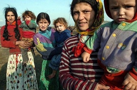 Свежие новости: Група циган, котра обкрадає людей на київському вокзалі, за день програє в ігрових автоматах 100 000 грн