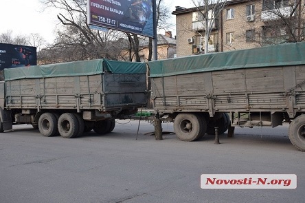 Свежие новости: В Николаеве у «КамАЗа» на ходу отпало колесо — неудачно въехал в яму