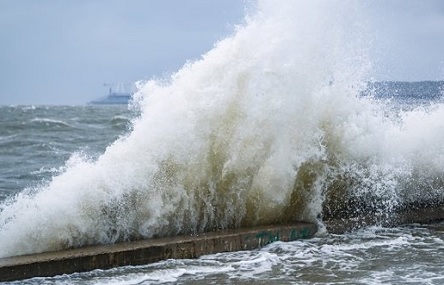 Свежие новости: На Черном и Азовском морях ожидается шторм и волны до четырех метров высотой