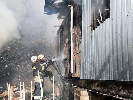 Свежие новости: В центре Николаева на берегу Южного Буга горел причал — рядом с профилакторием