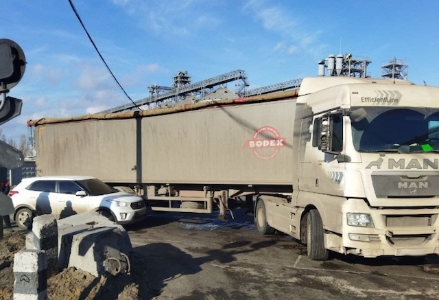 Свежие новости: На железнодорожном переезде в Николаеве столкнулись зерновоз MAN и «Хюндай»