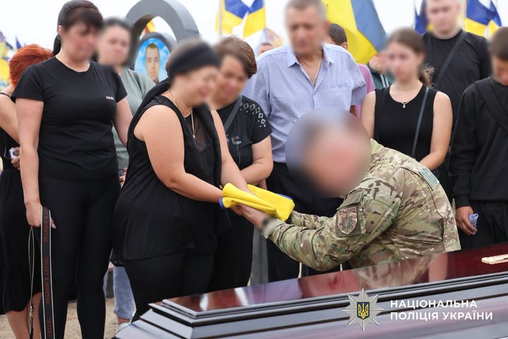 Свежие новости: Помер від поранень після атаки на Херсон: на Миколаївщині попрощалися з поліцейським Вадимом Домаєвим