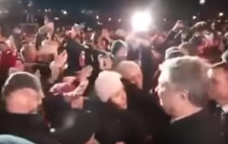 Фото новости: Порошенко в толпе снял шапку с девушки Свежие новости: Порошенко в толпе снял шапку с девушки