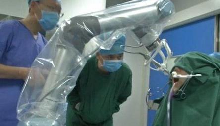 Свежие новости: ВИДЕО: Китайский робот-стоматолог имплантировал пациенту два зуба