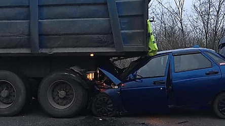 Свежие новости: На Николаевщине ВАЗ влетел в стоящую на дороге фуру — водитель погиб, трое пассажиров травмированы